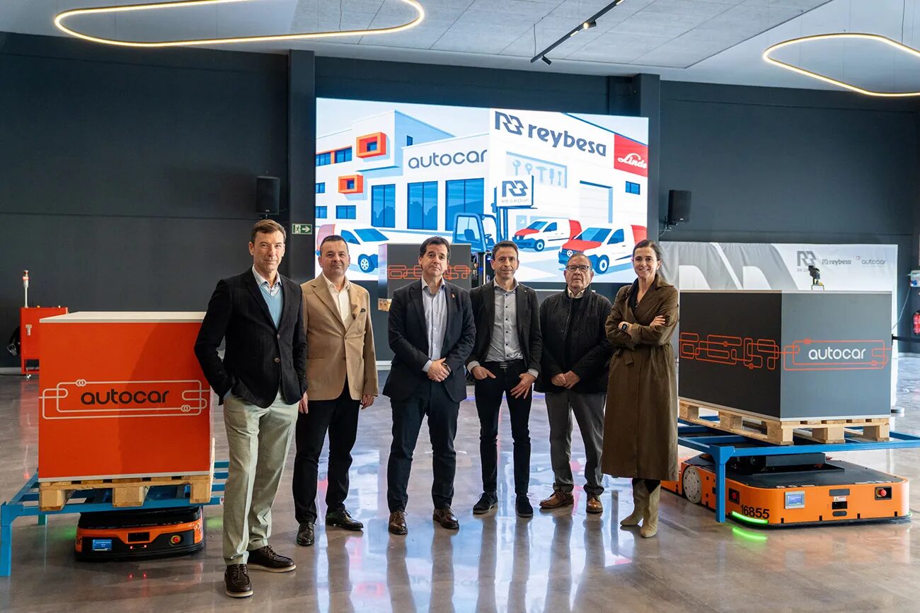Showroom de Autocar en Arazuri-Orkoien con AGVs