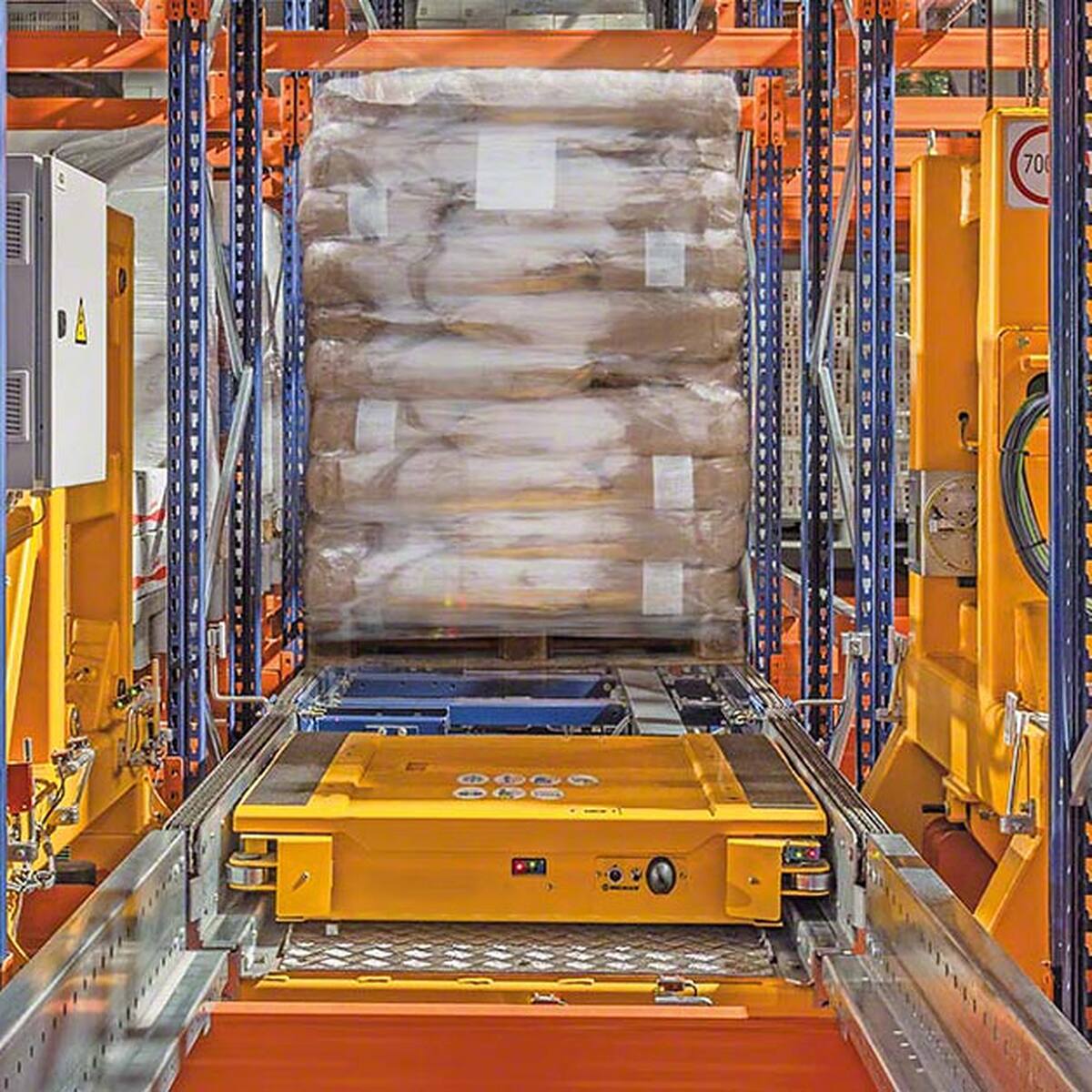 Almacenamiento de alta densidad con AGVs