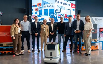 Familia Redín y equipo de Grupo Reybesa y Autocar en las instalaciones de Arazuri-Orkoien
