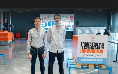 Diego Redín, gerente de Autocar, y Fran Rudiez, impulsor de la Olimpiada Robótica Navarra, en el showroom de Autocar